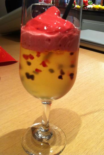 Sangria in halbfester Form mit Himbeer Espumas